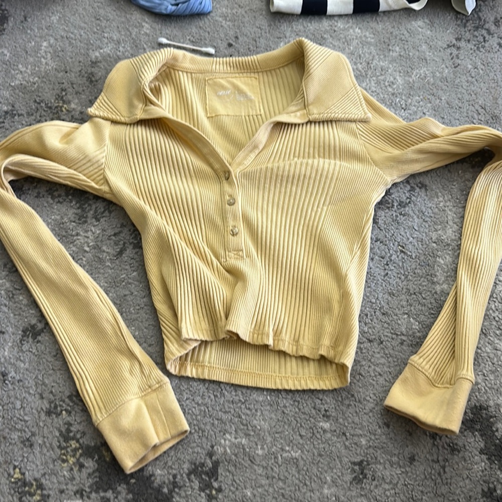 Long sleeved yellow cropt top